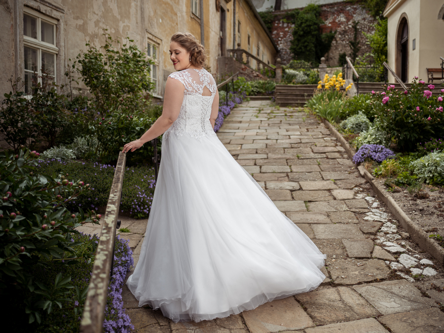 krajkové svatební šaty s perličkami a nadýchanou tylovou sukní