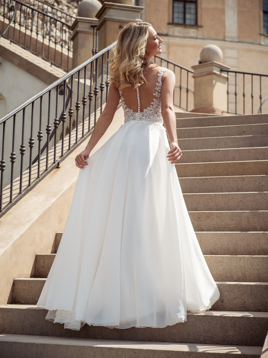 rozlítané perličkové svatební šaty s jemnou sukní