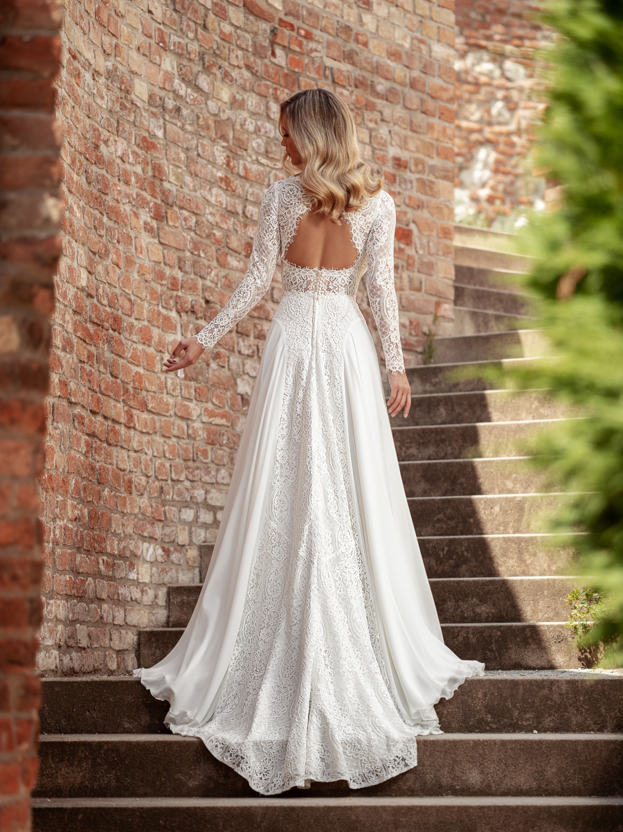 nádherné boho svatební šaty z jemné krajky a dlouhými rukávy