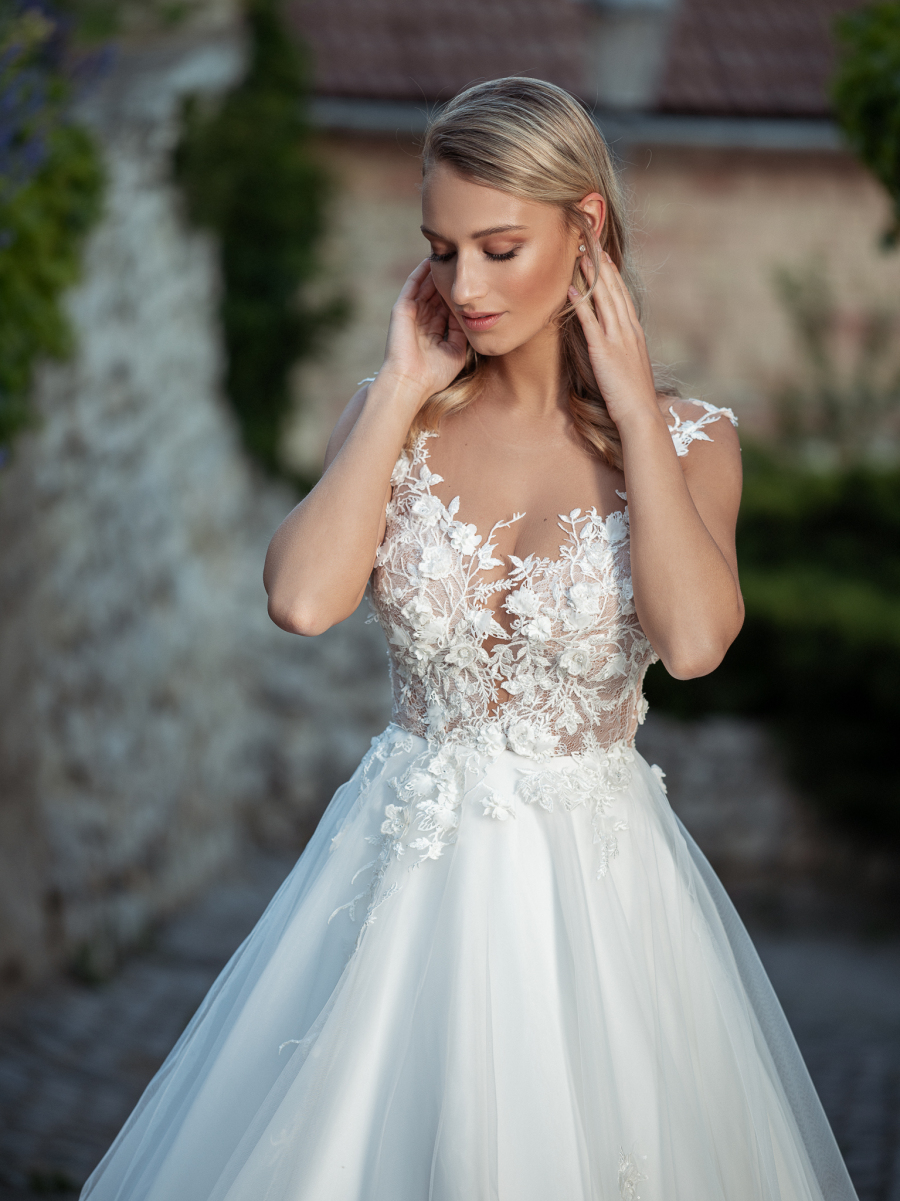 bohaté romantické svatební šaty zdobené 3D krajkou