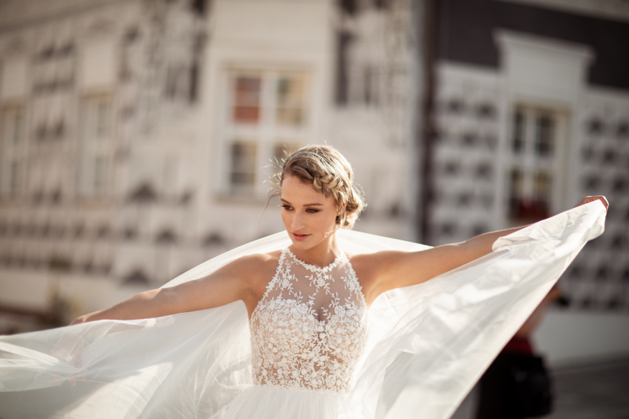 krásné svatební šaty s odhalenými zády zdobené perličkovými kytičkami