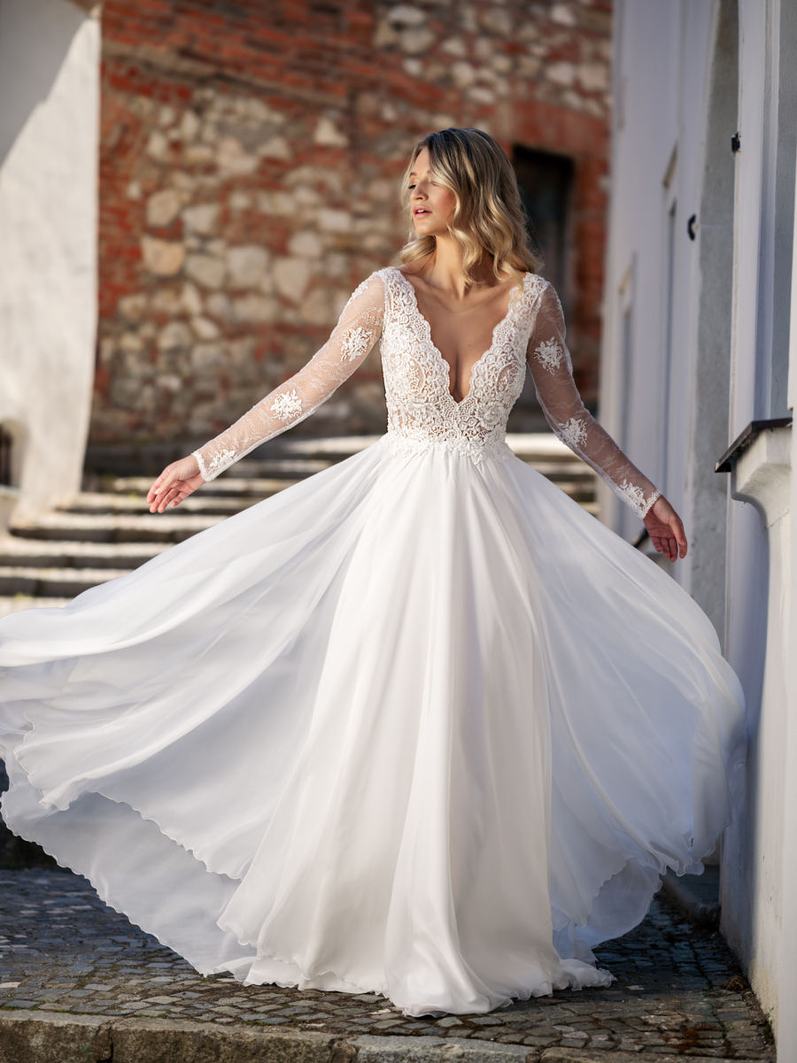 romantické rozlítané svatební šaty s hlubokým výstřihem a jemnou sukní