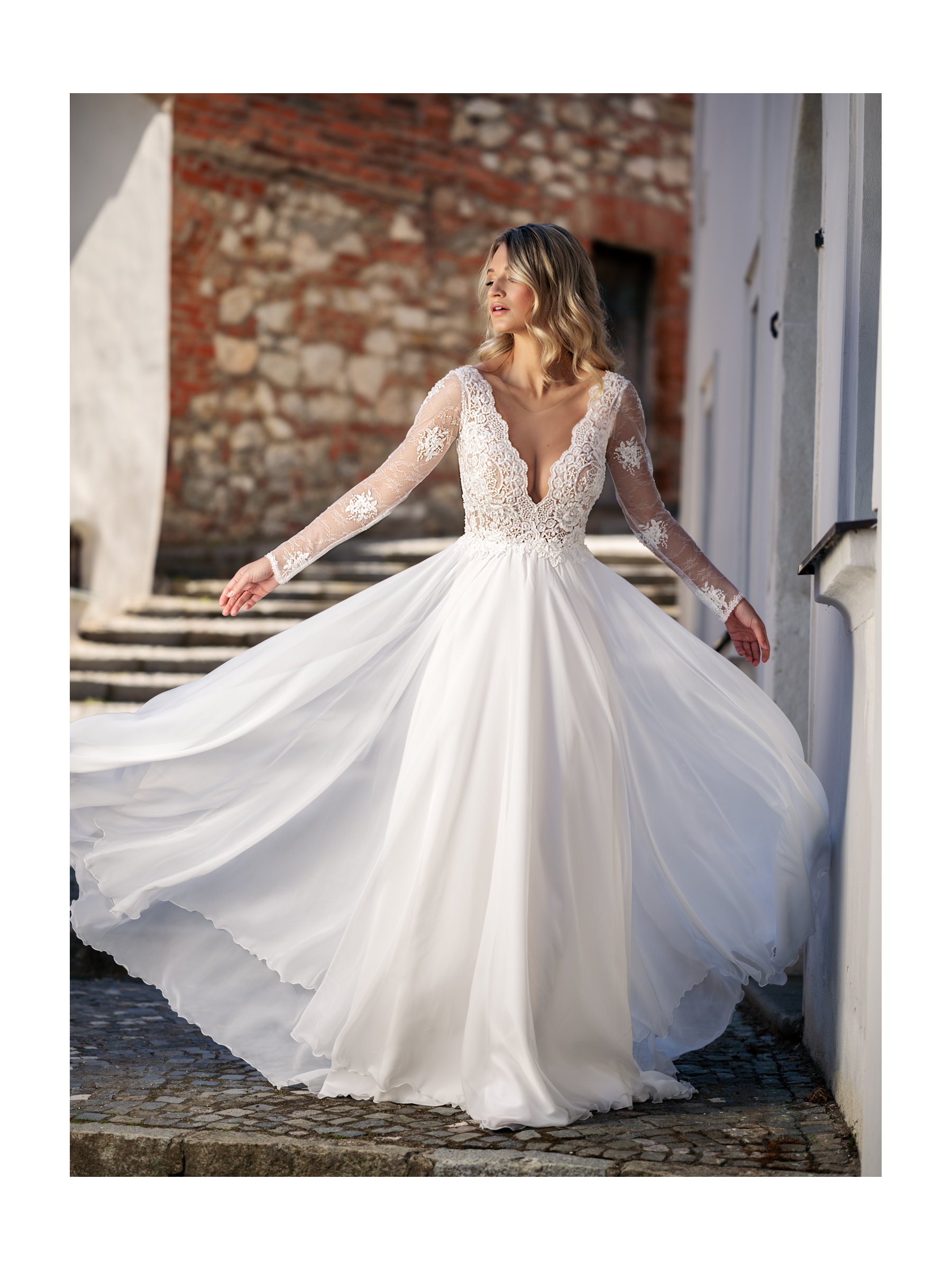 romantické rozlítané svatební šaty s hlubokým výstřihem a jemnou sukní