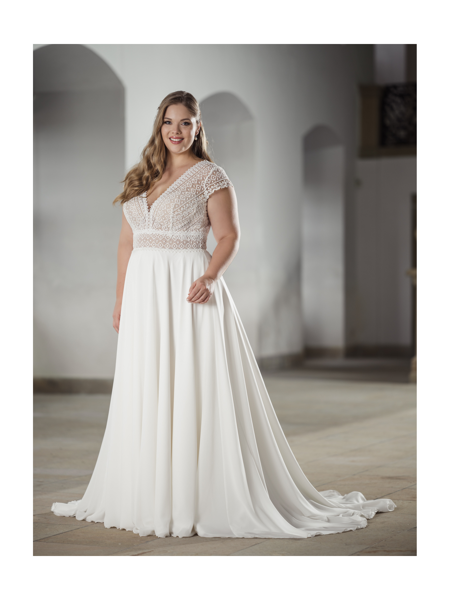 Éterické svatební šaty s šifonovou  sukní a režnou krajkou