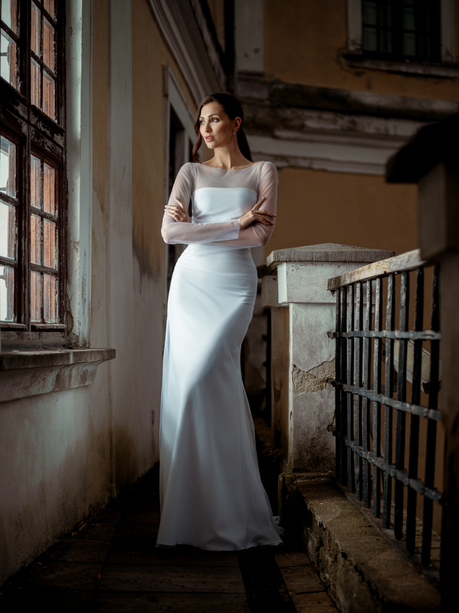 Minimalistické  svatební šaty s tylovým rukávkem