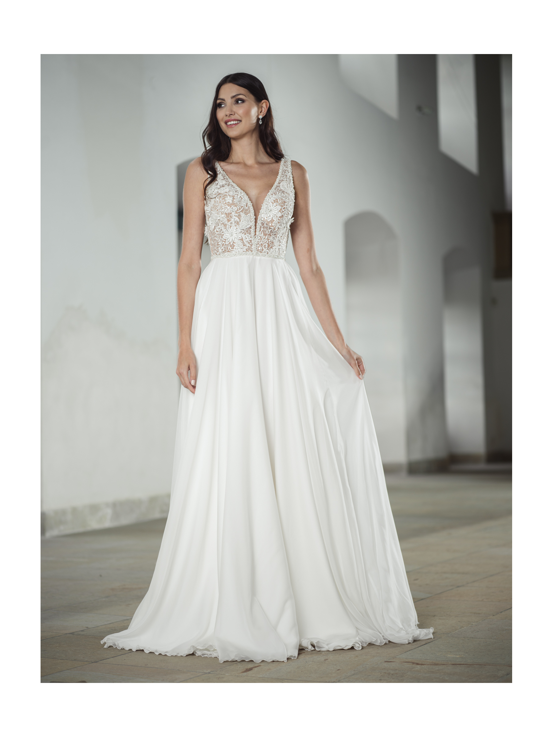 Svatební šaty s 3D krajkou a splývavou sukní s jemné organzy