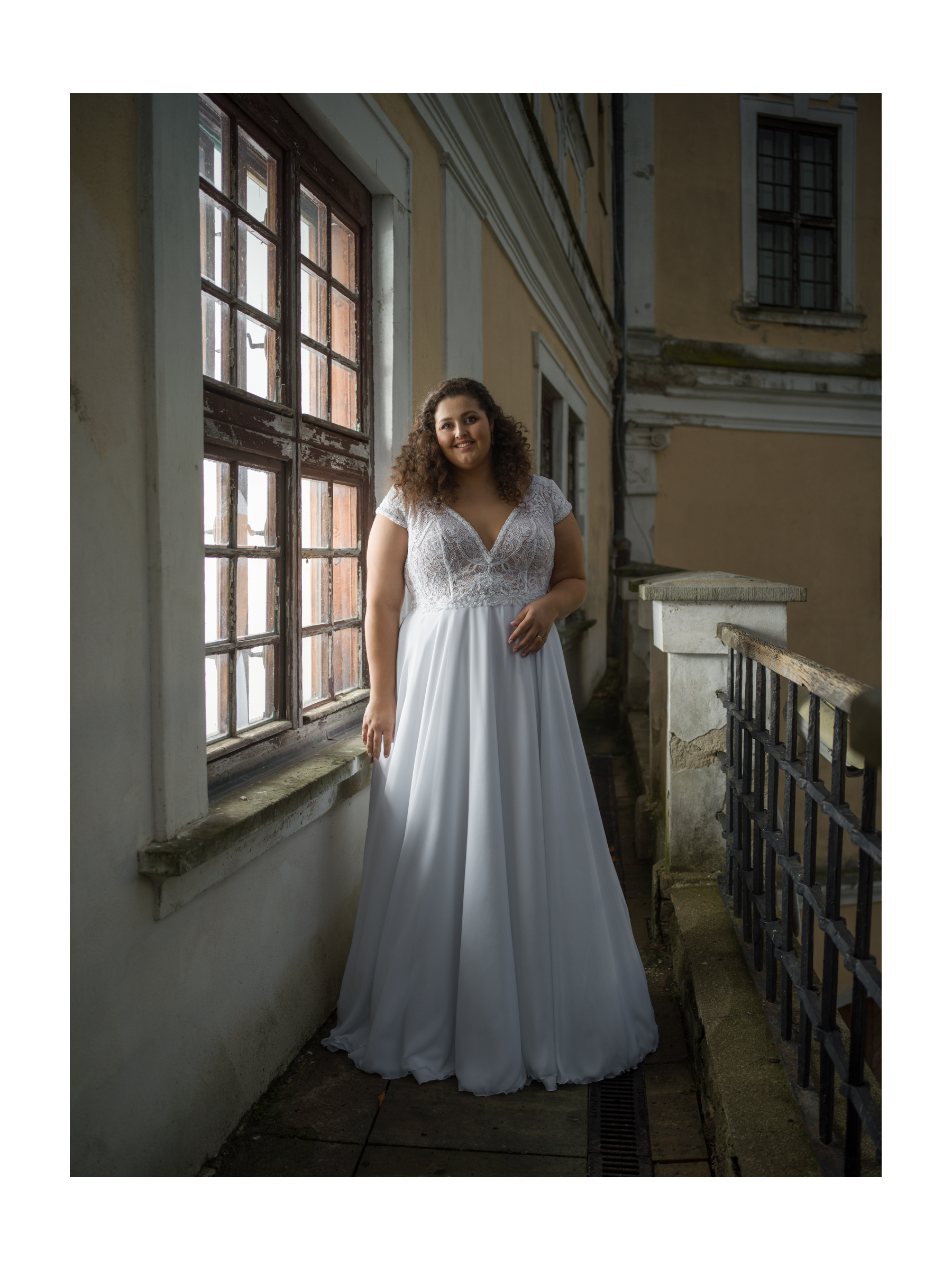 Splývavé svatební šaty s šifónovou sukní a zdobenou korálkovou krajkou