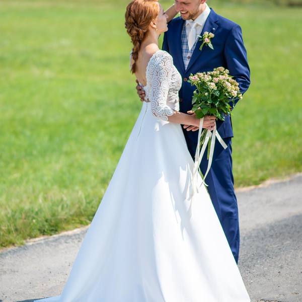 Buďte královnou ve svůj svatební den jako naše krásná nevěsta VERČA, v šatech ušitých přesně podle vašich představ. 🥰

#madorabrides #madoraweddingdress #wedding #weddingdress #madorasvatebnisaty #svatebnisatynamiru #madoranevesty