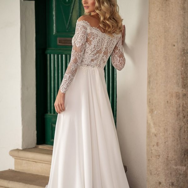 Jednoduchá, elegantní sukně a krajkový, propracovaný svršek 🪡🧵.
Takové jsou dokonalé šaty 😍 Alice 2107 💥.

#madoraweddingdress #madorawedding #madorabrides #madorasvatebnisaty #svatebnisatynamiru #weddingdress #wedding